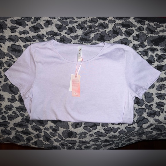 Women’s lightweight, soft lavender t-shirt. Women’s lightweight leopard print Lg - Picture 2 of 11